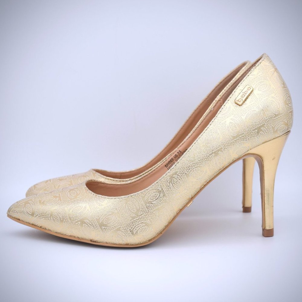 Bebe Saydee Logo Pumps Heels 7.5 Gold Vegan Pointy Toe Shoes Stiletto Classic